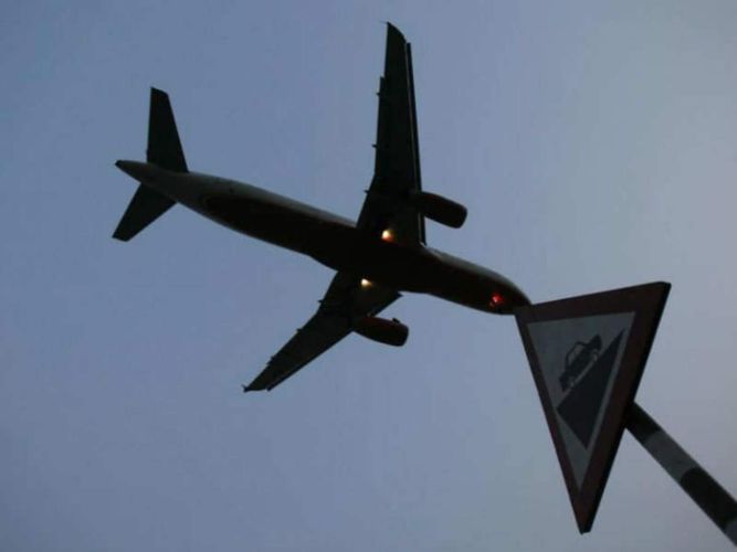 Iran may offer discounts to lure airlines to fly through its airspace