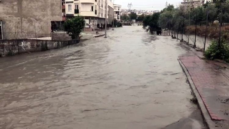Whirlwind, heavy rain hit Istanbul