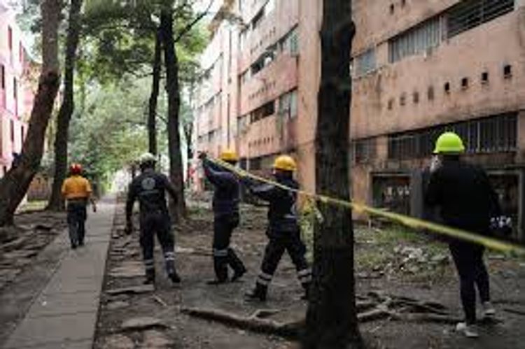 Death toll from Mexican quake rises to 10 as residents clear rubble