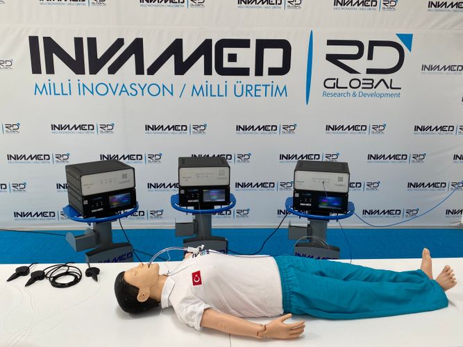 Doctors use Turkish ray therapy on COVID-19 patient