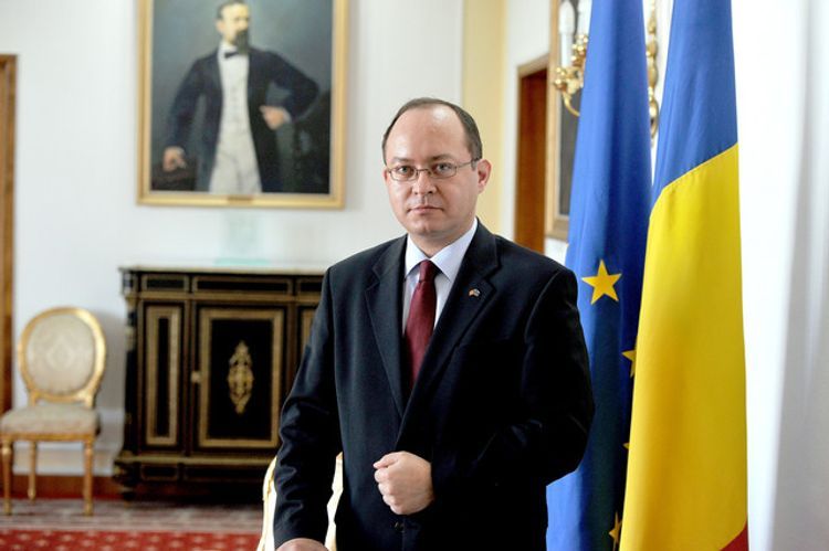 Azerbaijani FM holds phone conversation with Romanian counterpart