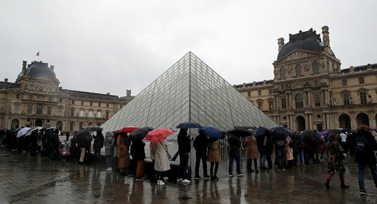 France's Louvre closes due to lack of staff amid coronavirus outbreak in country