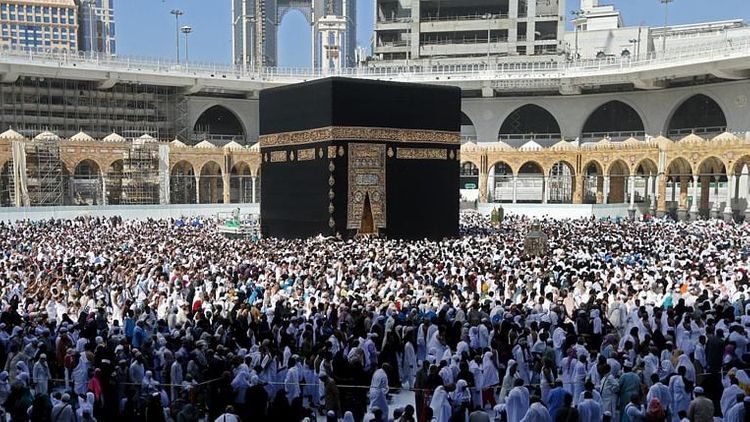 S.Arabia suspends Umrah pilgrimage for Saudi citizens, residents