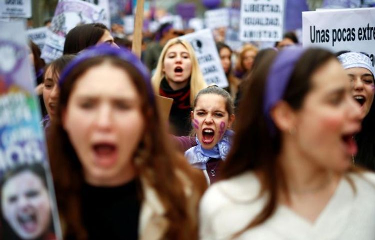 Thousands march in Spain on women's day despite coronavirus fears - PHOTO