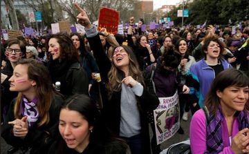 Thousands march in Spain on women's day despite coronavirus fears - PHOTO