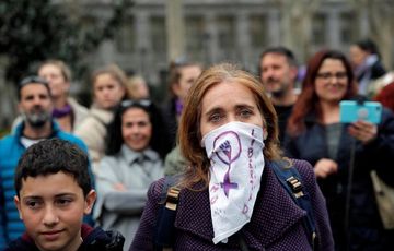 Thousands march in Spain on women's day despite coronavirus fears - PHOTO