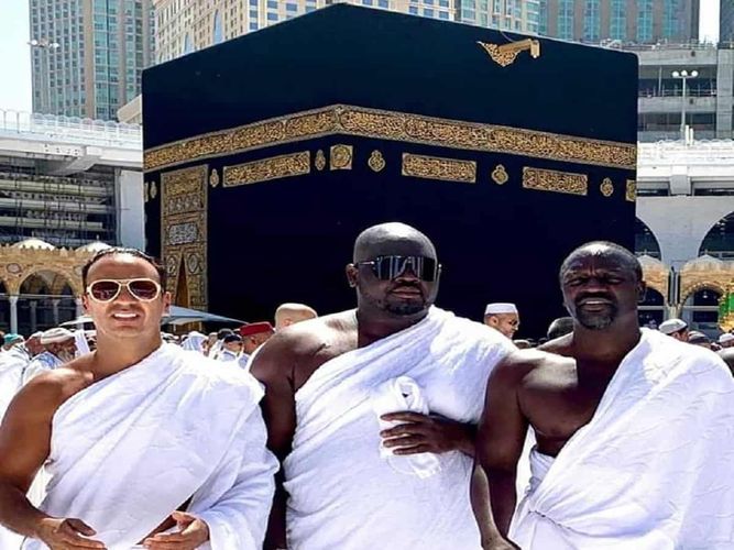 US rapper Akon performs Umrah