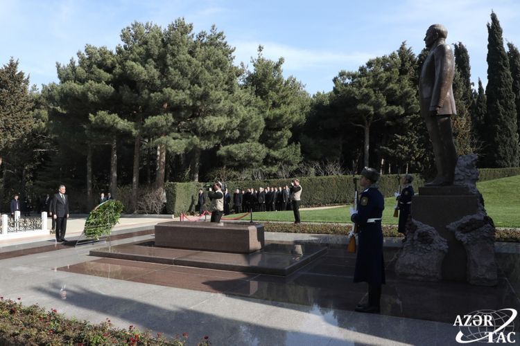 Turkmen President Gurbanguly Berdimuhamedov pays respect to national leader Heydar Aliyev