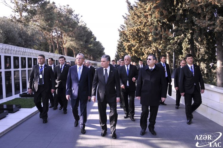 President of Turkmenistan Gurbanguly Berdimuhamedov pays respect to Azerbaijani martyrs