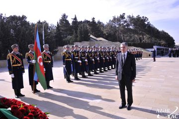 President of Turkmenistan Gurbanguly Berdimuhamedov pays respect to Azerbaijani martyrs