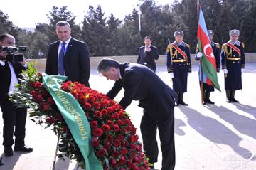 President of Turkmenistan Gurbanguly Berdimuhamedov pays respect to Azerbaijani martyrs