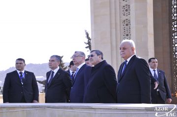 President of Turkmenistan Gurbanguly Berdimuhamedov pays respect to Azerbaijani martyrs