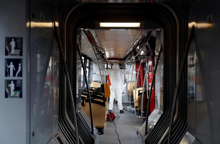 Czechs shut borders to travelers from 15 countries
