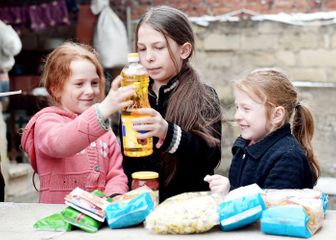 Heydar Aliyev Foundation presents Novruz holiday gifts to families, receiving targeted social assistance - PHOTO