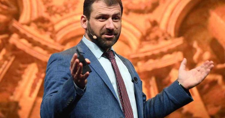 Russian billionaire hands out free masks as coronavirus cases grow