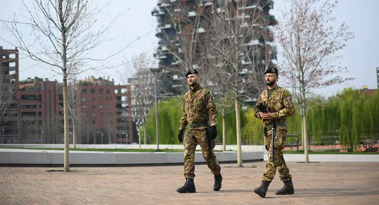 Army blocks streets in Milan amid coronavirus pandemic - VIDEO