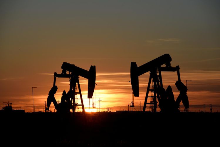 Oil prices fall 8-10% at opening after weekend