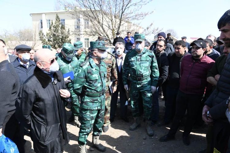  Kamaleddin Heydarov and Elchin Guliyev meet quarantined citizens arriving from Russia - PHOTO