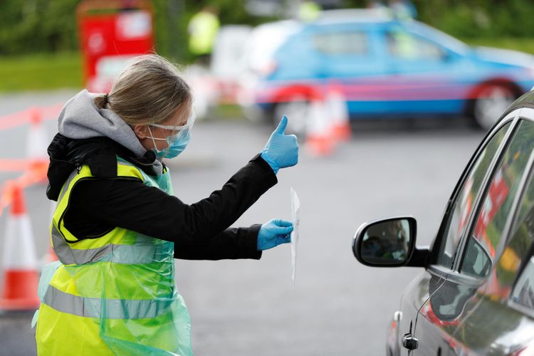 England's COVID-19 hospital death toll rises 370 to 20,853