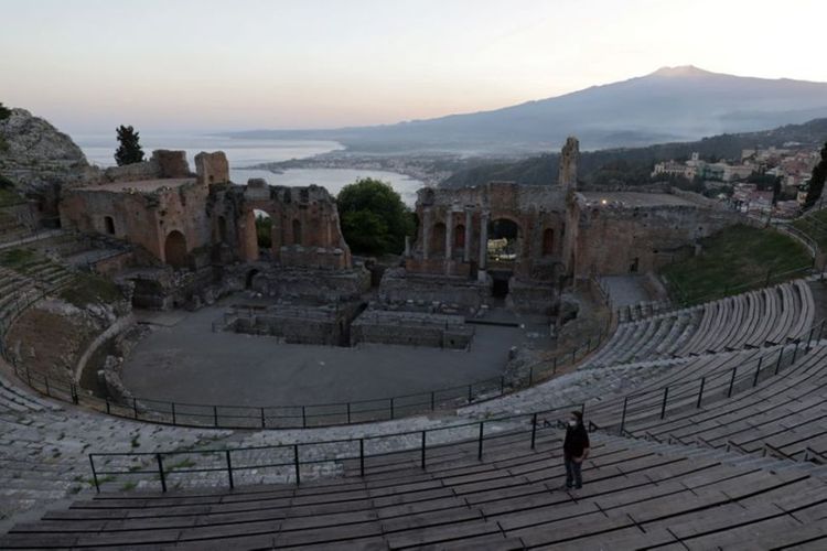 Italy's daily coronavirus death toll rises, new cases fall