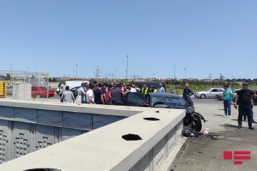 Vehicle strikes against wall in Baku, injured casualties reported - PHOTOSESSION - UPDATED