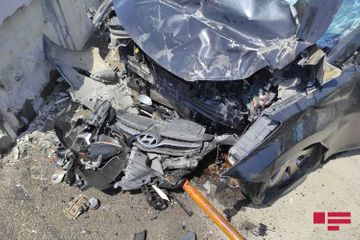 Vehicle strikes against wall in Baku, injured casualties reported - PHOTOSESSION - UPDATED