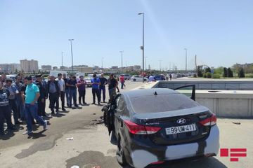 Vehicle strikes against wall in Baku, injured casualties reported - PHOTOSESSION - UPDATED