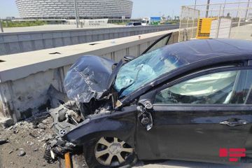 Vehicle strikes against wall in Baku, injured casualties reported - PHOTOSESSION - UPDATED