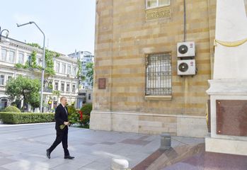 President Ilham Aliyev visits monument erected in honour of Azerbaijan Democratic Republic