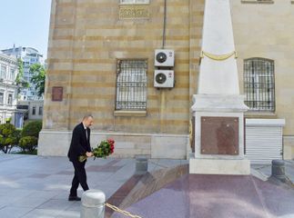President Ilham Aliyev visits monument erected in honour of Azerbaijan Democratic Republic