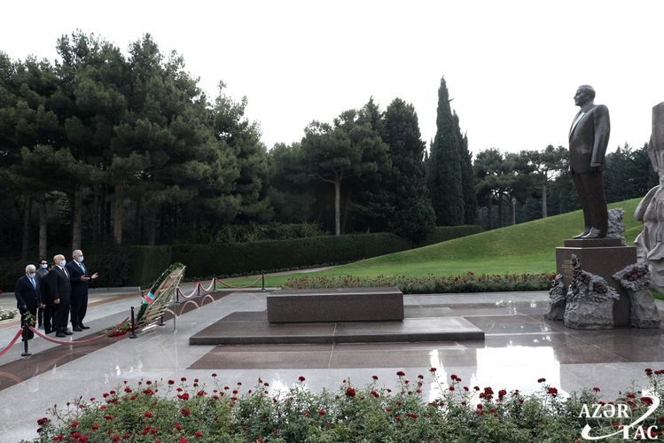 Binali Yıldırım attended grave of Heydar Aliyev and Martyrs’ alley