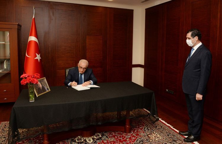 Azerbaijani PM extends condolences on death of Mesut Yilmaz in Embassy of Turkey