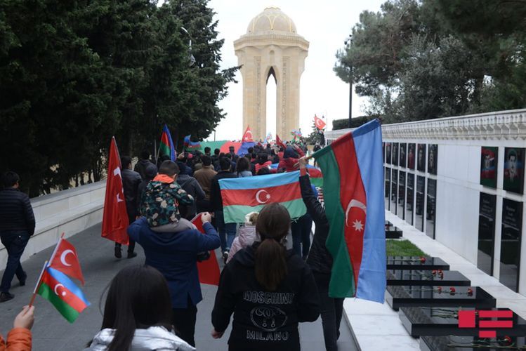 Our place of oath Martyrs: Citizens flew to Alley of Martyrs, as they got news on liberation of Shusha - PHOTOSESSION