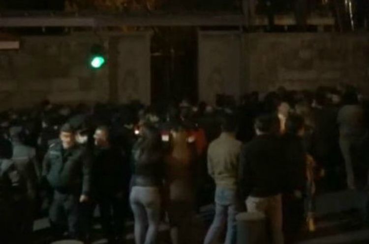 Demonstrators in Yerevan severely beat NA chairman Ararat Mirzoyan