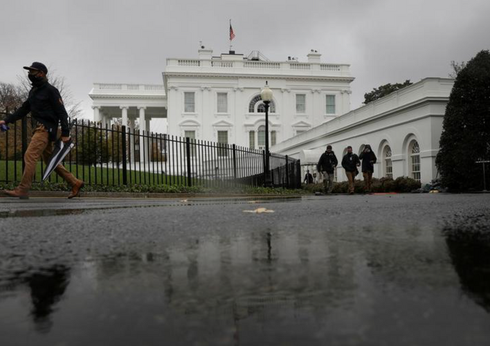 Trump bans U.S. investments in firms linked to Chinese military