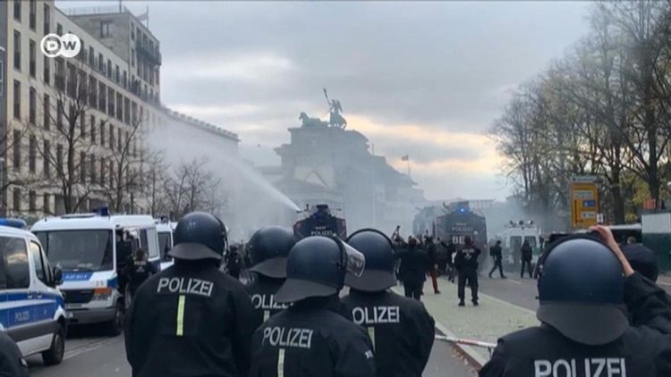 77 police officers injured during demonstration against corona policy in Berlin