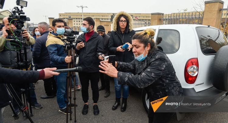 Relatives of Armenian servicemen missing in Garabagh holding protest rally in front of Armenian Defence Ministry