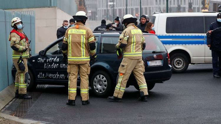 Car rams into chancellery gate ahead of Covid decision