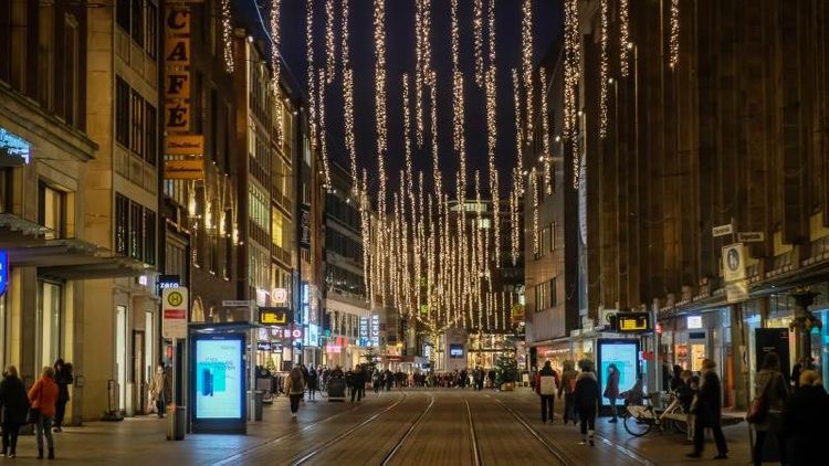 Germany posts 21,695 new COVID cases