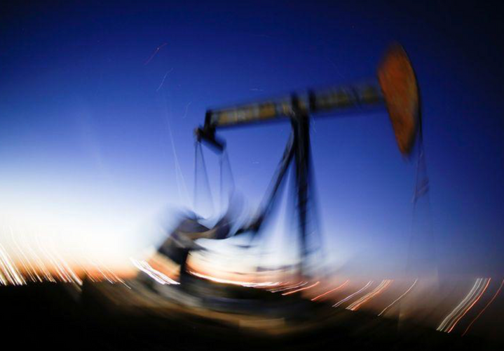 Oil prices extend losses as U.S. producers restore output post-hurricane