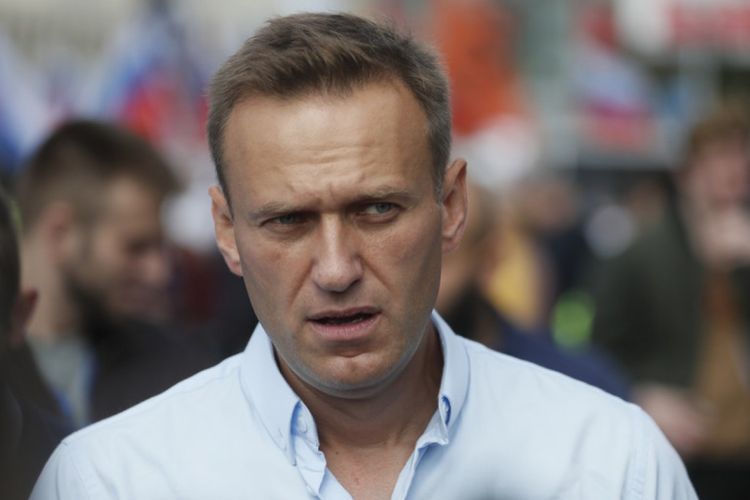  Navalny's condition improving, police guard stepped up