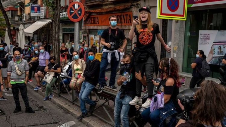 Hundreds protest against localised Madrid lockdowns