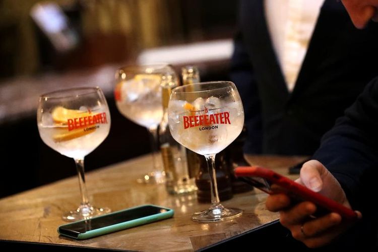 COVID rules for pubs to change soon, UK minister says