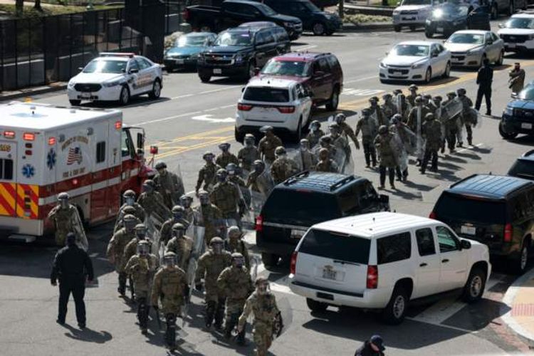 US Capitol on lockdown after 2 officers rammed by car - VIDEO