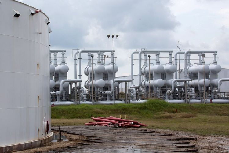 Oil falls after U.S. gasoline inventories unexpectedly surge