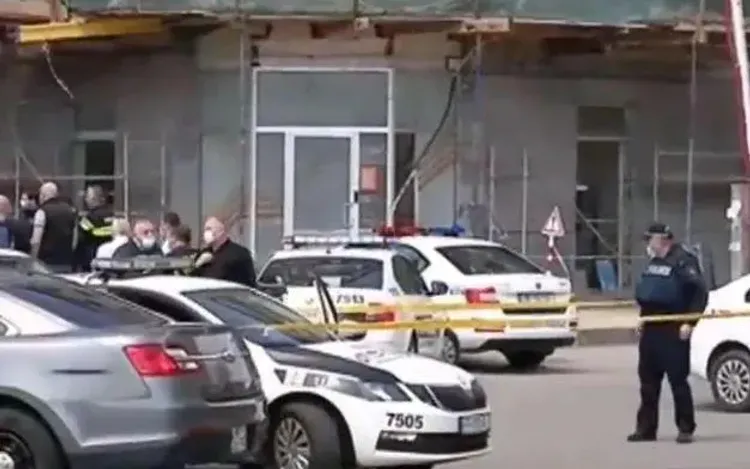 Armed man takes hostages at bank in Georgia