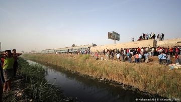 11 dead, 98 injured after train derails in Egypt - PHOTO - UPDATED