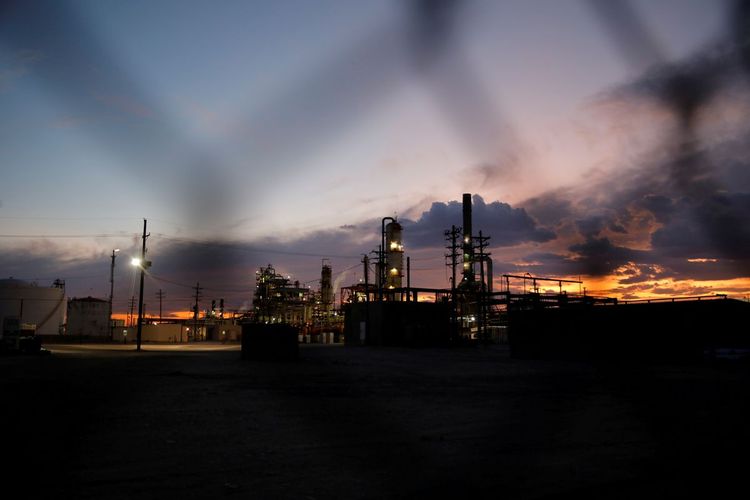 Oil prices rise on weaker dollar, likely drawdown in U.S. stocks