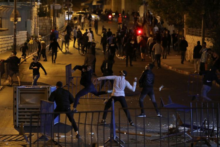 Israeli police clash with Palestinians as East Jerusalem tensions flare during Ramadan