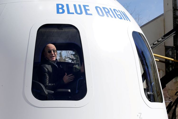 Musk, Bezos collide after SpaceX wins moon landing contract